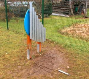 Okvara igrala in vandalizem na otroškem igrišču pri Športnem parku Borovnica 1